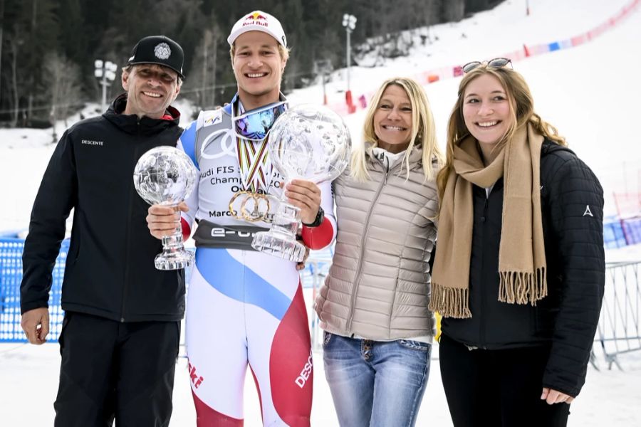 Marco Odermatt mit seinen zwei Kristallen und seiner Familie.