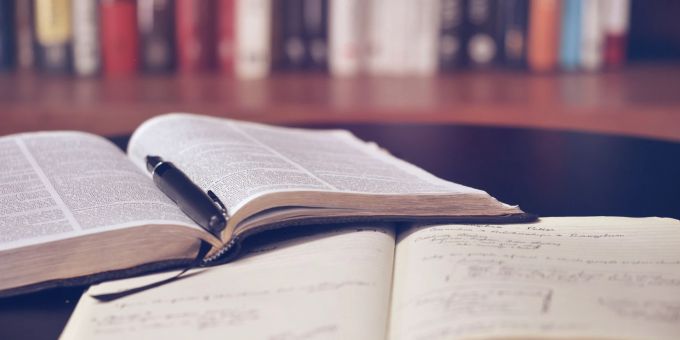 Am wichtigsten ist die Lust: Studieren geht in jedem Alter! Buch aufgeschlagen Bücher Stift