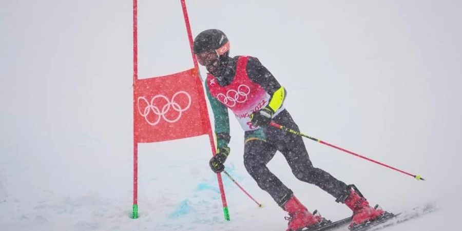 Kam mit über einer Minute Rückstand auf den Sieger beim Riesenslalom ins Ziel: Benjamin Alexander aus Jamaika in Aktion. Foto: Michael Kappeler/dpa