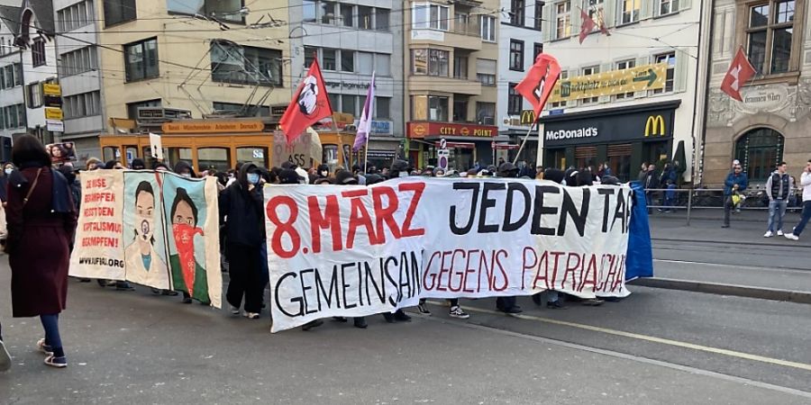 In Basel haben am späten Samstagnachmittag rund 300 Personen gegen «systematische Gewalt durch Patriarchat, Kapitalismus, Rassismus, Grenzen und Staaten“ demonstriert.