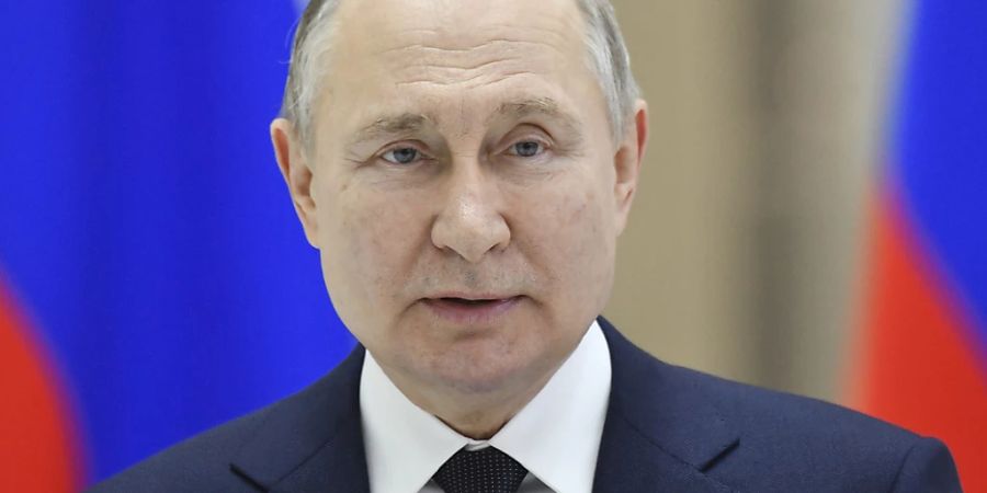 HANDOUT - Das von der staatlichen russischen Nachrichtenagentur Sputnik über AP veröffentlichte Bild zeigt Wladimir Putin, Präsident von Russland, der während seines Besuchs des Kosmodroms Wostotschny eine Rede in einer Raketenmontagehalle hält. Foto: Evgeny Biyatov/Pool Sputnik Kremlin/AP/dpa - ACHTUNG: Nur zur redaktionellen Verwendung und nur mit vollständiger Nennung des vorstehenden Credits