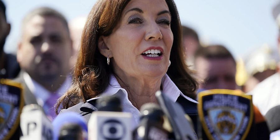 Kathy Hochul, New Yorker Gouverneurin, spricht auf einer Pressekonferenz im New Yorker Stadtbezirk Brooklyn. Hochul sagte der Schütze sei «gefährlich». Nach dem Vorfall mit Schüssen in der New Yorker U-Bahn ist der Täter noch auf der Flucht. Die Behörden forderten alle Bürger auf, «sehr vorsichtig und wachsam» zu sein, sagte sie. Foto: John Minchillo/AP/dpa
