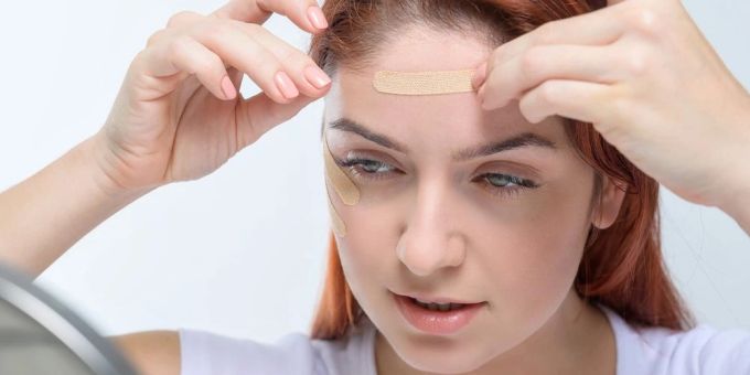 Hautpflaster sollen verhindern, dass man die Gesichtsmuskeln über Nacht benutzt. Hautpflaster sollen verhindern, dass man die Gesichtsmuskeln über Nacht benutzt.