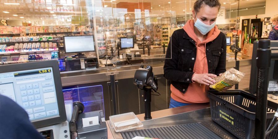 Auch wenn die Maske kein Muss mehr ist: Viele tragen sie im Einzelhandel weiterhin - und fühlen sich unwohl, wenn ihnen jemand ohne Maske zu nahe kommt.