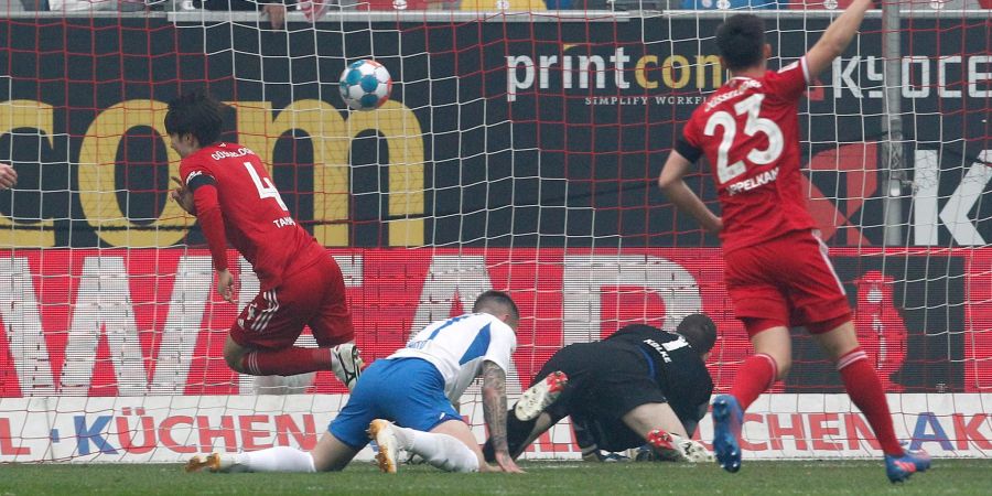 Der Düsseldorfer Ao Tanaka (l) erzielt das 1:0. Rechts jubelt Mitspieler Shinta Appelkamp.