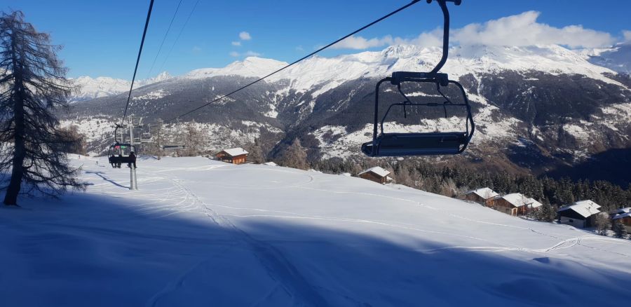 Was das Skigebiet «Les 4 Vallées» nervt: Nach dem Zmittag erleichtern sich oftmals Ski-Gäste neben der Piste.