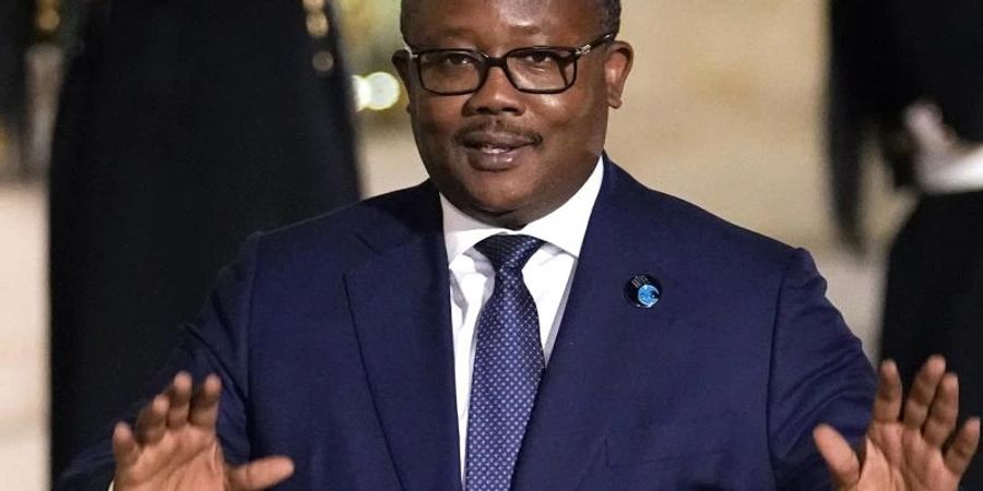 Der Präsident von Guinea-Bissau Umaro Sissoco Embalo trifft in Paris zu einem Abendessen im Elysee-Palast im Rahmen des Pariser Friedensforums ein. Foto: Michel Euler/AP/dpa