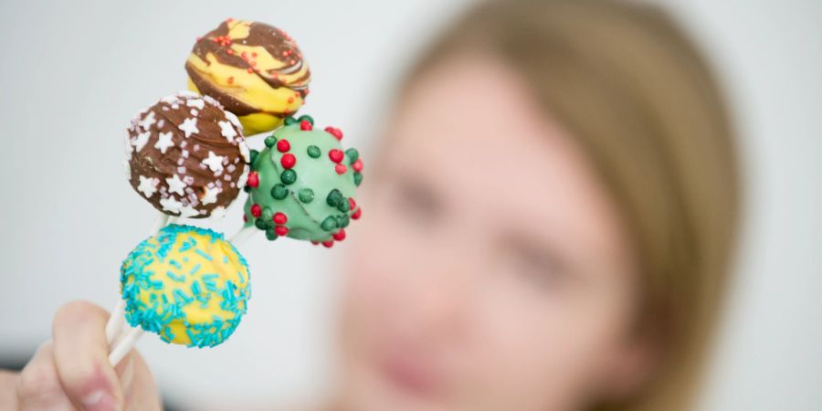 Cake-Pops bunt Gesicht Hand