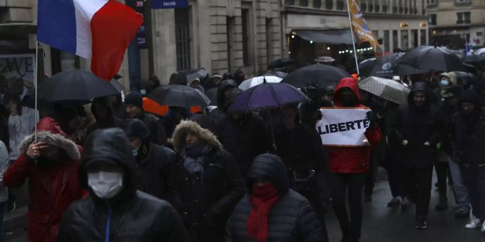 Demonstranten in Paris protestieren gegen den Impfpass und die Impfungen zum Schutz gegen Covid-19. Coronavirus