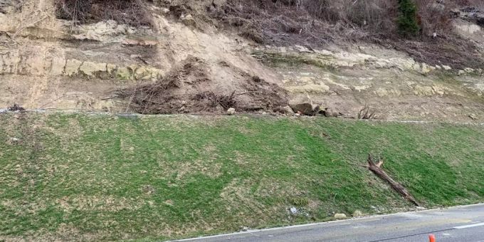 Kantonsstrasse in Laupen BE ist nach einem Erdrutsch am 8. Januar gesperrt. laupen be