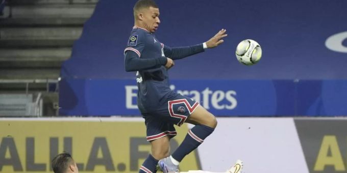 Kylian Mbappe (oben) von PSG und Damien Da Silva von Olympique Lyon kämpfen um den Ball. Foto: Laurent Cipriani/AP/dpa Kylian Mbappe (oben) von PSG und Damien Da Silva von Olympique Lyon kämpfen um den Ball. Foto: Laurent Cipriani/AP/dpa