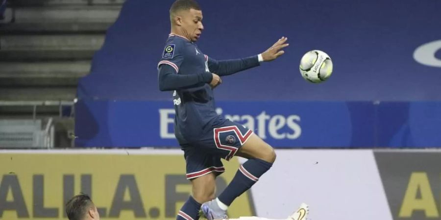 Kylian Mbappe (oben) von PSG und Damien Da Silva von Olympique Lyon kämpfen um den Ball. Foto: Laurent Cipriani/AP/dpa