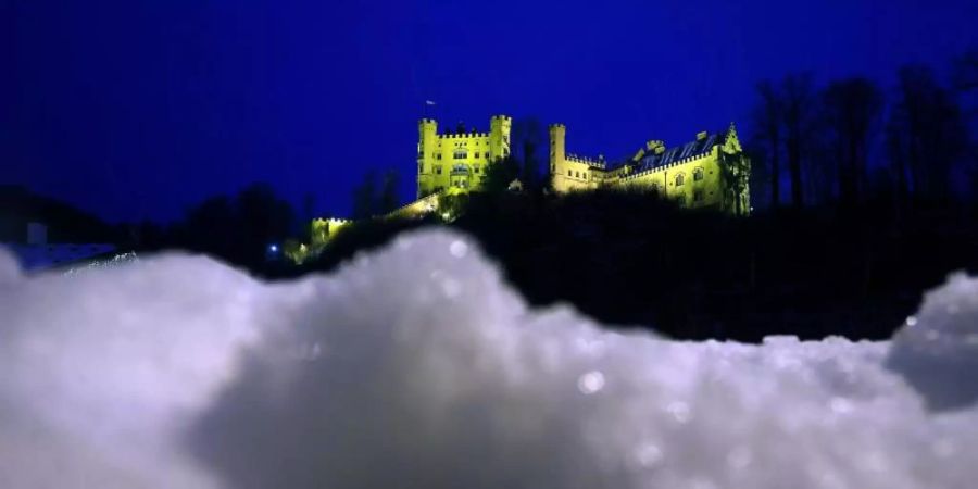 Das Schloss Hohenschwangau am frühen Sonntagmorgen hinter aufgehäuftem Schnee. Foto: Karl-Josef Hildenbrand/dpa