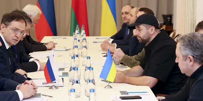 Wladimir Medinski (2.v.l), Leiter der russischen Delegation, und David Arachamija (3.v.r), Fraktionsvorsitzender der Präsidentenpartei im ukrainischen Parlament, während sie an den Friedensgesprächen in der Region Gomel teilnehmen. ukraine krieg