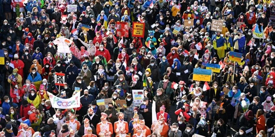 Bis zu 250.000 Menschen bei Friedensdemonstration in Köln