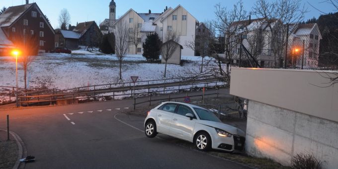 Lenker verursacht alkoholisiert einen Selbstunfall.