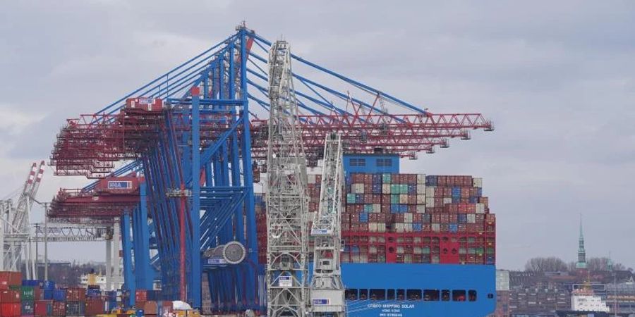 Containerschiff im Hamburger Hafen am Containerterminal. Foto: Marcus Brandt/dpa