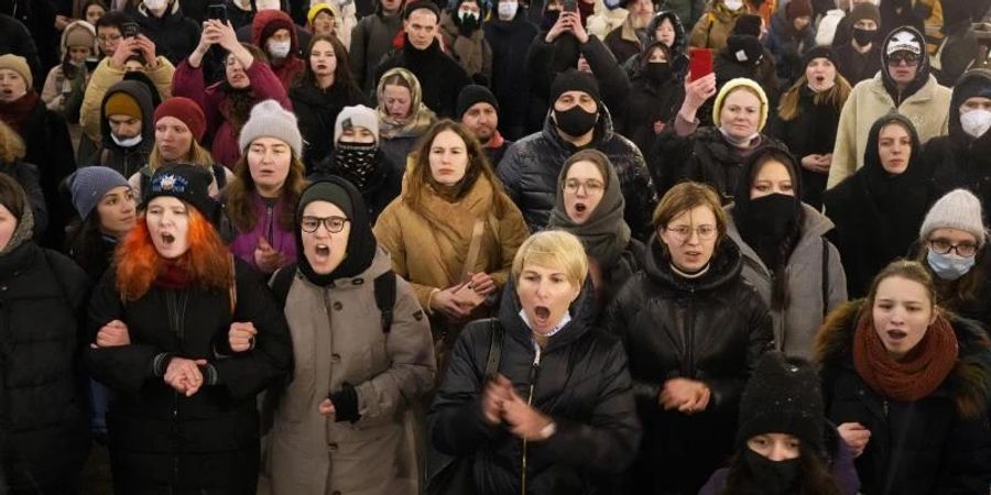 Menschen demonstrieren in St. Petersburg gegen den Krieg in der Ukraine. Foto: Dmitri Lovetsky/AP/dpa