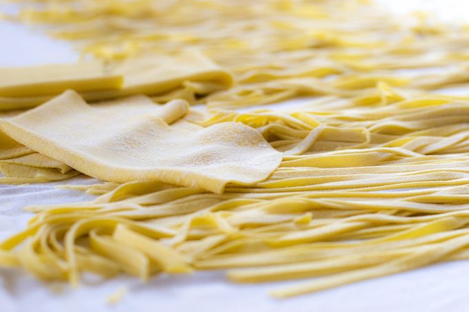 Selbst gemachte Pasta schmeckt am allerbesten! Pasta Streifen frisch Teig