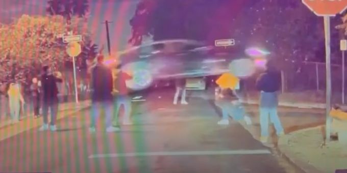 Der Tesla fliegt im Video durch die Nacht. Tesla Video