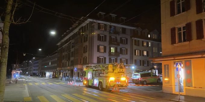 Zürich - Brand in Mehrfamilienhaus verläuft glimpflich