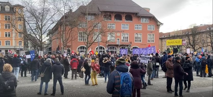 Die Demonstranten versammeln sich auf dem Helvetiaplatz in Zürich.