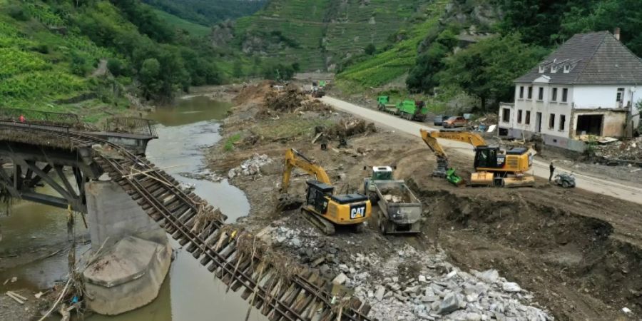 Aufräumarbeiten nach Flut im Ahrtal