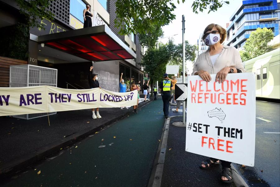 Vor dem Quarantäne-Hotel von Novak Djokovic in Melbourne wird protestiert.