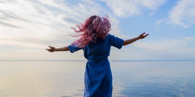 Frau mit pinken Haaren