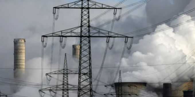 Stromleitung und Kraftwerk. In der Schweiz droht ein Strommangel. Strommangel