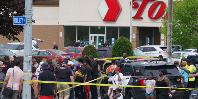 Erst Mitte Mai 2022 sind in einem Supermarkt in Buffalo im Bundesstaat New York zehn schwarze Menschen erschossen worden. Erst Mitte Mai 2022 sind in einem Supermarkt in Buffalo im Bundesstaat New York zehn schwarze Menschen erschossen worden.