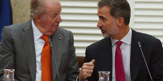 Juan Carlos I. und sein Sohn König Felipe VI. bei einem Gespräch 2019. juan carlos