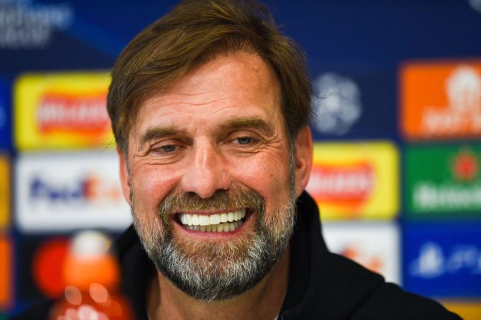 Jürgen Klopp, Trainer vom FC Liverpool, lächelt während einer Pressekonferenz. Jürgen Klopp