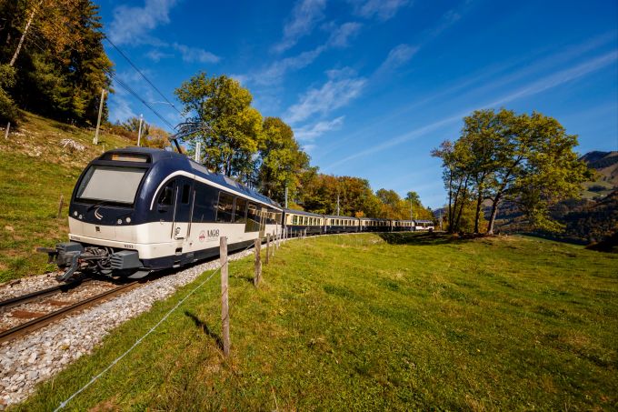 Seit mehr als 100 Jahren verbindet der Golden Pass der Montreux-Oberland-Bahn Montreux und Luzern. Die abwechslungsreiche Fahrt von den Rebbergen am Genfersee durch das Berner Oberland bis in die Innerschweiz ist ein absolutes Highlight der Schweizer Zuglandschaft. Ausflüge Schweiz Familien