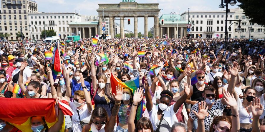 Tausende Menschen nahmen 2021 an der Parade des Christopher Street Day (CSD) in Berlin teil - im Hintergrund das Brandenburger Tor.