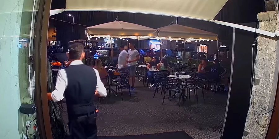 Die zwei Schweizer (in Weiss) sind nach dem Überfall völlig geschockt.