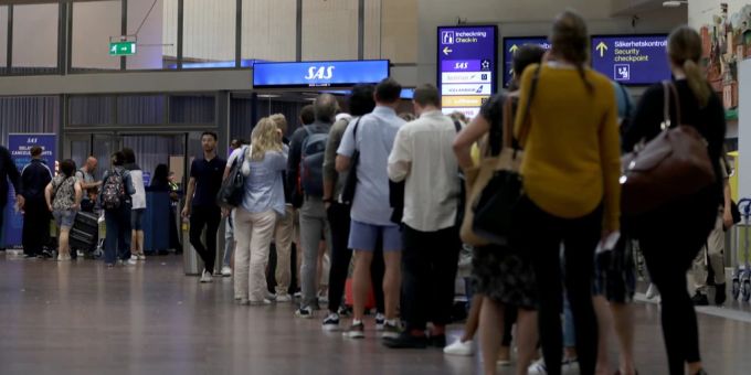 Menschen stehen am Flughafen von Stockholm Schlagen. (Archivbild) Stockholm