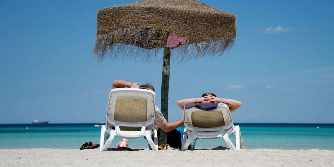 Wer in warme Gefilde verreisen möchte, sollte vorher seinen Impfpass checken: Gegen Hepatitis-A lohnt sich auch eine Last-Minute Impfung. Wer in warme Gefilde verreisen möchte, sollte vorher seinen Impfpass checken: Gegen Hepatitis-A lohnt sich auch eine Last-Minute Impfung.