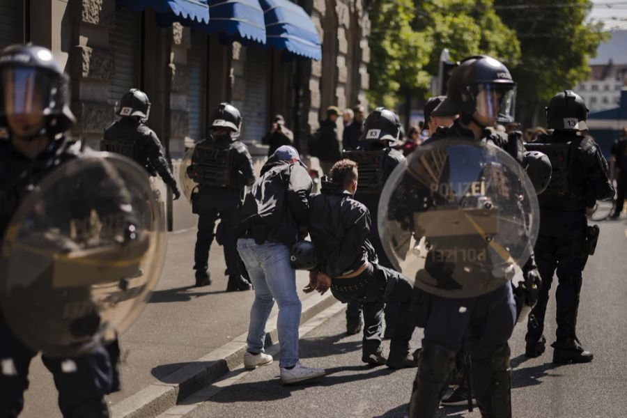 Demonstranten und Polizisten am Sonntag an der Demo in Zürich.