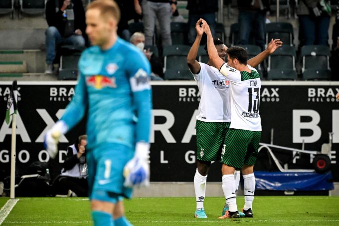 Breel Embolo und Teamkollege Lars Stindl jubeln. Bundesliga