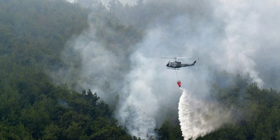 Löscharbeiten über dem Brandgebiet