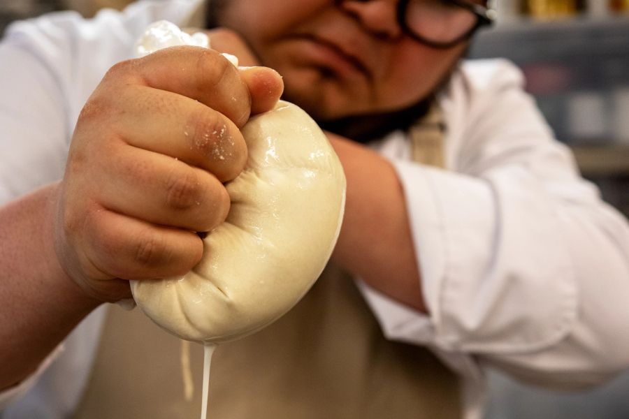 Mann Käsetuch Mandelmilch Hände ausdrücken