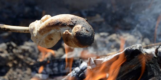 Der kulinarische Sommer-Lagerfeuer-Klassiker: Stockbrot. Stockbrot Feuer Holz Glut Stock
