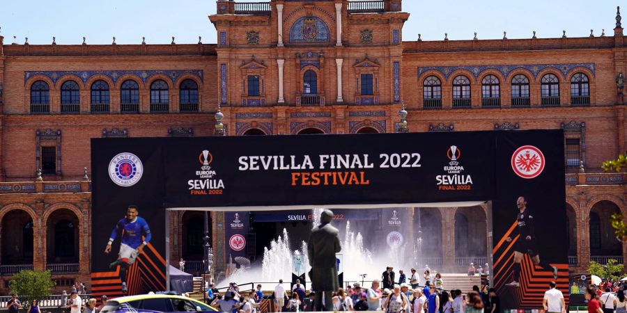 Auf der Plaza de España in Sevilla ist eine Fanzone eingerichtet worden.