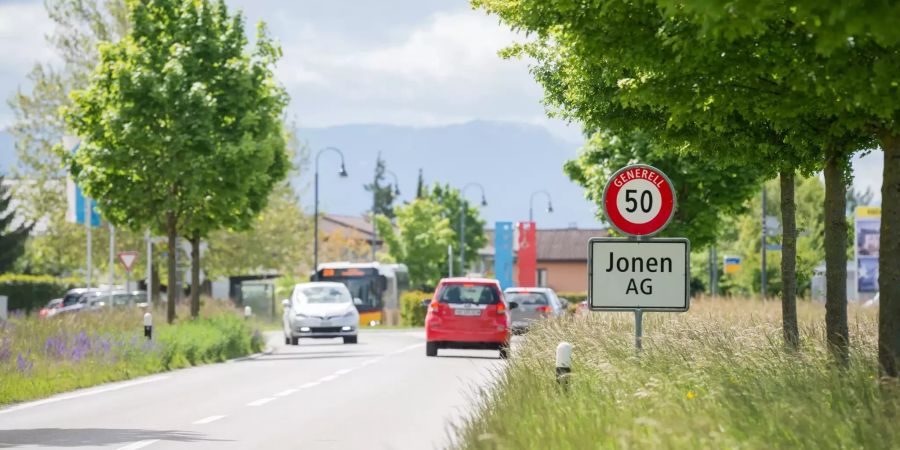 Ortseinfahrt Jonen (AG) an der Staldenstrasse.