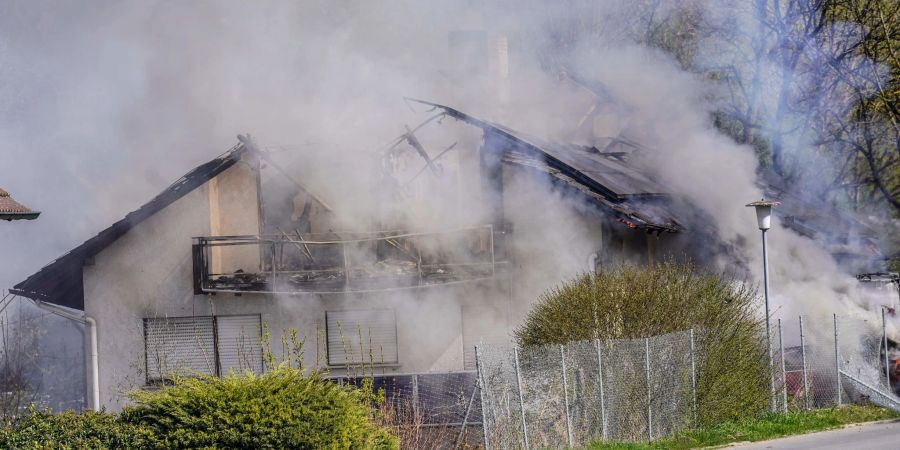 Bei dem Einsatz eines Sondereinsatzkommandos brennt ein Haus in Boxberg.