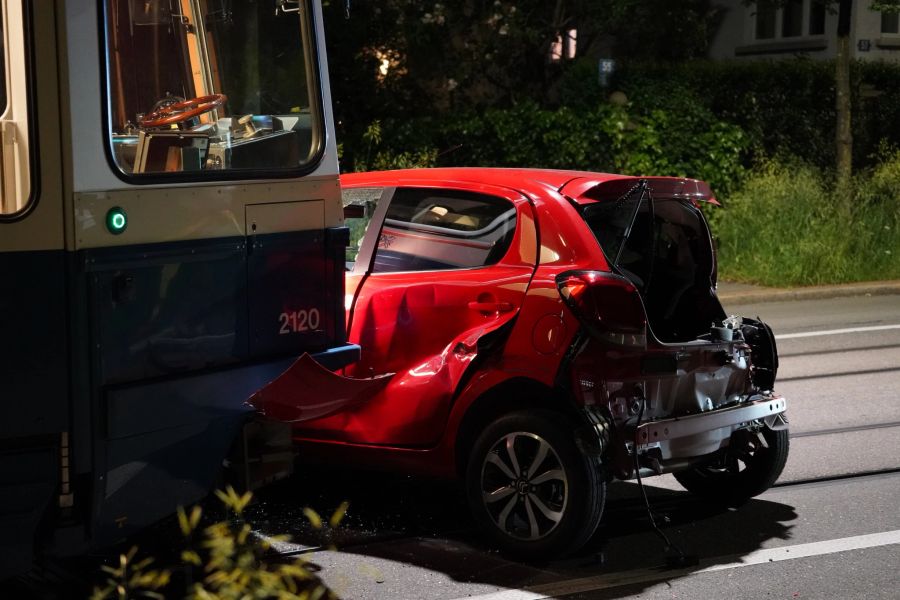 Der Personenwagen erlitt bei der Kollision einen Totalschaden.