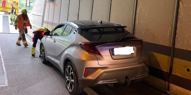 A2 / Amsteg UR: Beifahrerin musste Auto gegen Tunnelwand lenken