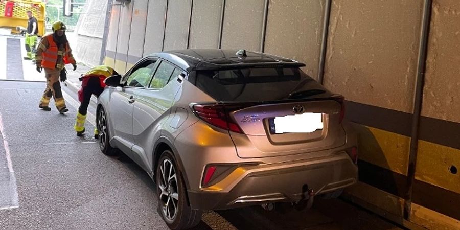 A2 / Amsteg UR: Beifahrerin musste Auto gegen Tunnelwand lenken