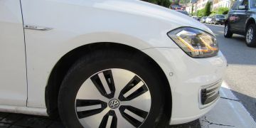 Glarus GL: Velolenker von Auto angefahren